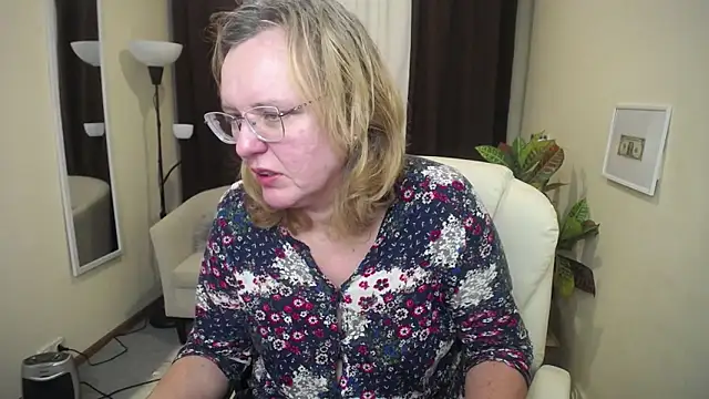 Snapshot of VestaWoody chatting on November 15, 1:15 pm VestaWoody online show from November 15, 1:15 pm