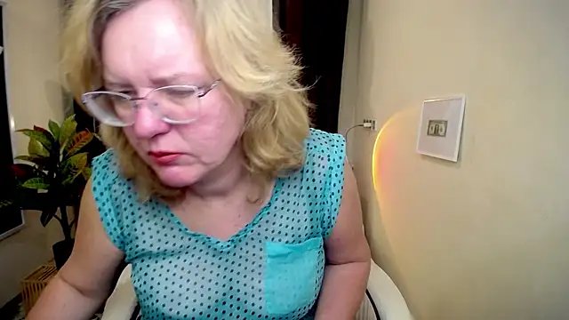 Snapshot of VestaWoody chatting on October 8, 6:15 am VestaWoody online show from October 8, 6:15 am