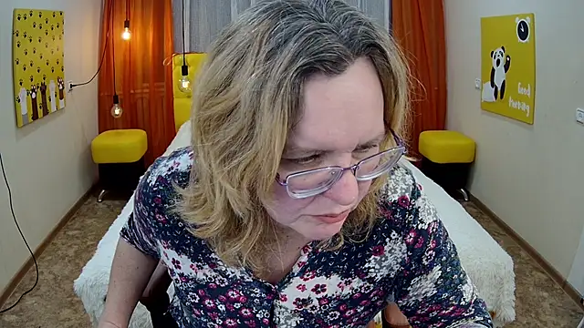 Snapshot of VestaWoody chatting on November 20, 1:01 pm VestaWoody online show from November 20, 1:01 pm