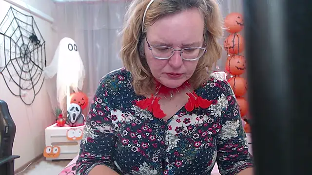 Snapshot of VestaWoody chatting on October 16, 6:10 am VestaWoody online show from October 16, 6:10 am