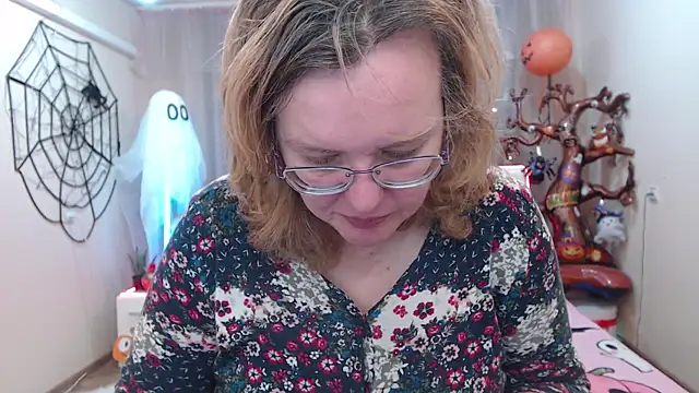 Snapshot of VestaWoody chatting on November 3, 7:13 am VestaWoody online show from November 3, 7:13 am