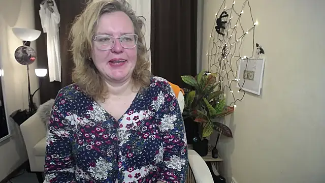 Snapshot of VestaWoody chatting on October 31, 7:05 am VestaWoody online show from October 31, 7:05 am