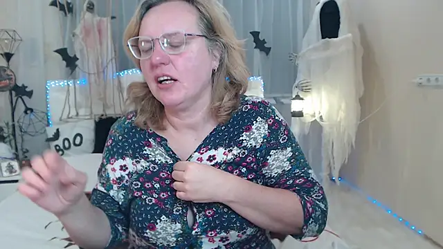 Snapshot of VestaWoody chatting on October 17, 6:28 am VestaWoody online show from October 17, 6:28 am