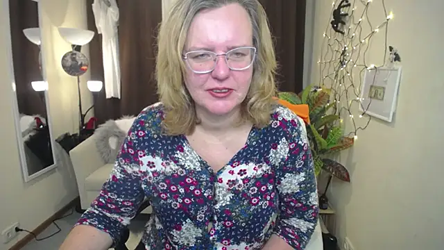 Snapshot of VestaWoody chatting on November 1, 7:02 am VestaWoody online show from November 1, 7:02 am