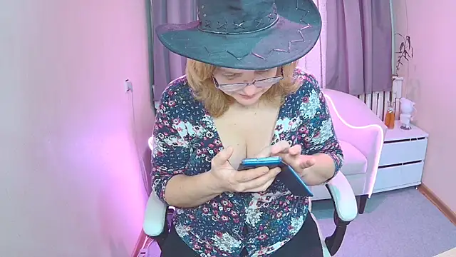 Snapshot of VestaWoody chatting on November 24, 7:19 am VestaWoody online show from November 24, 7:19 am