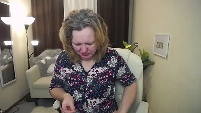 Snapshot of VestaWoody chatting on November 17, 7:01 am VestaWoody online show from November 17, 7:01 am