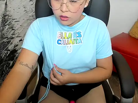 Snapshot of Elinaax_rose chatting on October 7, 11:39 pm Elinaax rose online show from October 7, 11:39 pm