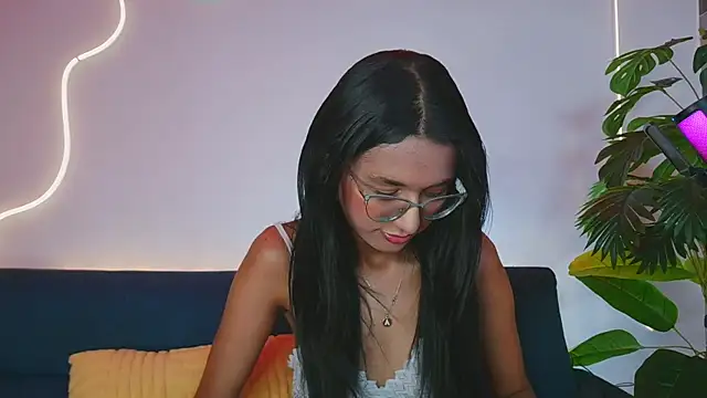 luna valen online show from May 23, 4:00 am