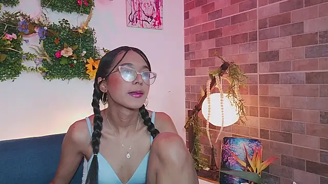 luna valen online show from March 11, 4:39 am