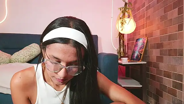 luna valen online show from April 11, 7:45 am