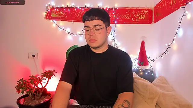 Snapshot of thiago_occonor chatting on December 3, 4:46 am thiago occonor online show from December 3, 4:46 am