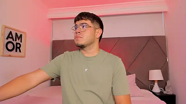 Snapshot of thiago_occonor chatting on October 22, 12:48 pm thiago occonor online show from October 22, 12:48 pm