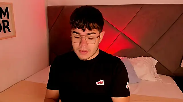 Snapshot of thiago_occonor chatting on October 28, 12:59 pm thiago occonor online show from October 28, 12:59 pm