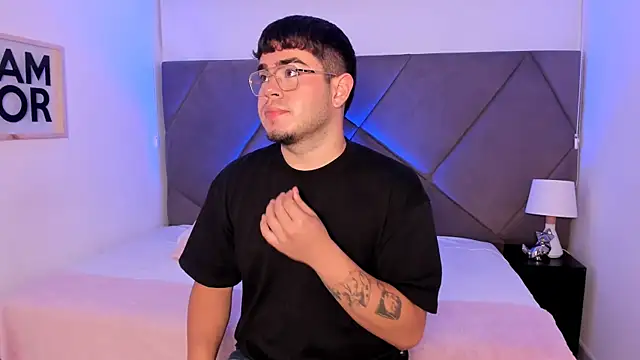 Snapshot of thiago_occonor chatting on October 10, 1:01 pm thiago occonor online show from October 10, 1:01 pm