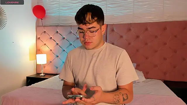 Snapshot of thiago_occonor chatting on November 8, 8:23 pm thiago occonor online show from November 8, 8:23 pm