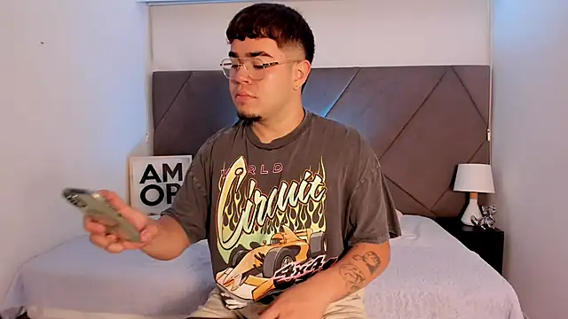 Snapshot of thiago_occonor chatting on October 17, 1:02 pm thiago occonor online show from October 17, 1:02 pm