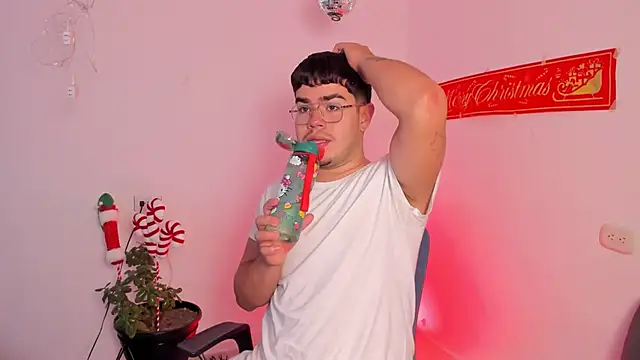 Snapshot of thiago_occonor chatting on December 15, 4:51 am thiago occonor online show from December 15, 4:51 am