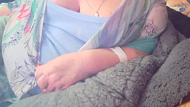 Snapshot of Playful_MILF_Demi chatting on February 6, 10:00 am Playful MILF Demi online show from February 6, 10:00 am