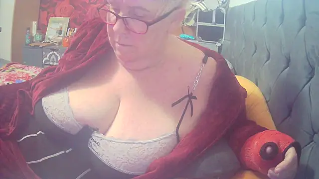 Snapshot of Playful_MILF_Demi chatting on October 19, 10:29 am Playful MILF Demi online show from October 19, 10:29 am