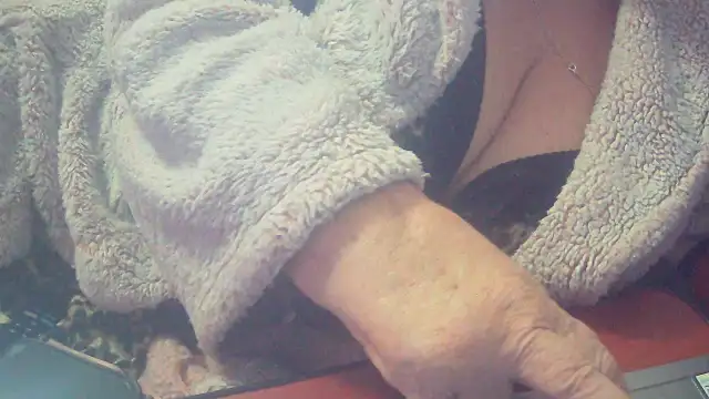 Playful MILF Demi online show from October 31, 12:29 am