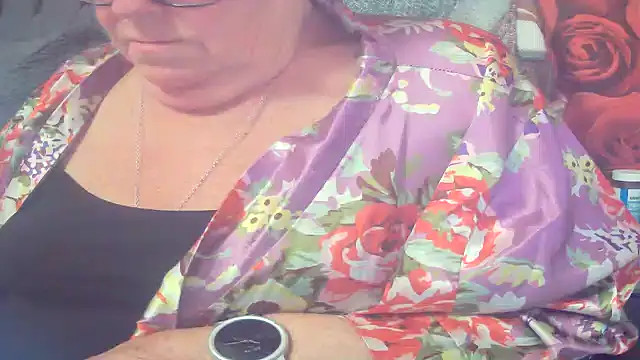 Playful MILF Demi online show from May 7, 9:18 pm
