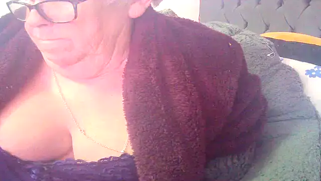 Playful MILF Demi online show from March 8, 1:00 am