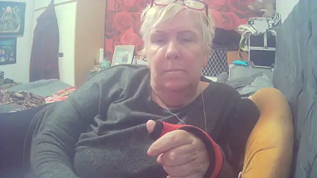 Snapshot of Playful_MILF_Demi chatting on October 20, 12:06 pm Playful MILF Demi online show from October 20, 12:06 pm
