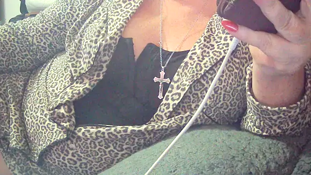 Snapshot of Playful_MILF_Demi chatting on February 4, 9:32 pm Playful MILF Demi online show from February 4, 9:32 pm