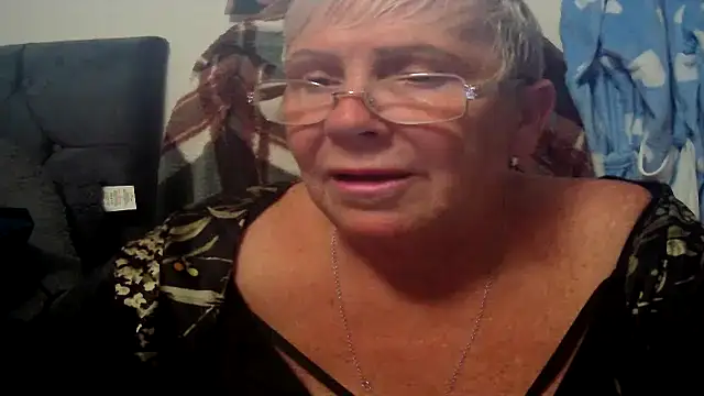 Snapshot of Playful_MILF_Demi chatting on June 25, 7:19 pm Playful MILF Demi online show from June 25, 7:19 pm