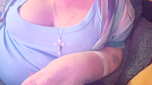 Snapshot of Playful_MILF_Demi chatting on February 5, 9:54 pm Playful MILF Demi online show from February 5, 9:54 pm