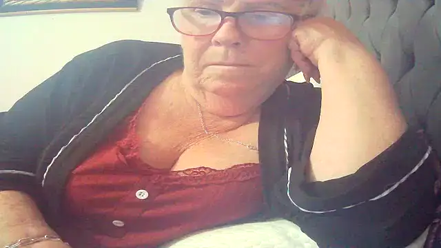 Playful MILF Demi online show from April 15, 9:59 am