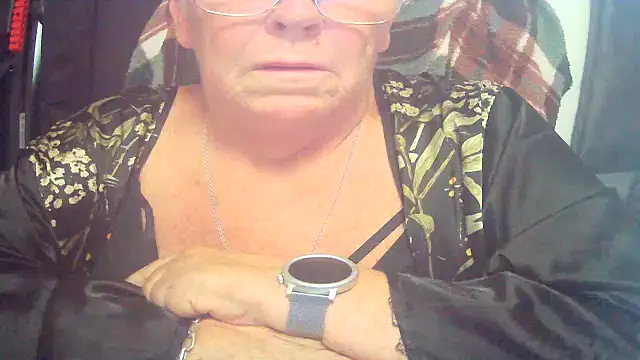 Snapshot of Playful_MILF_Demi chatting on June 24, 7:07 am Playful MILF Demi online show from June 24, 7:07 am