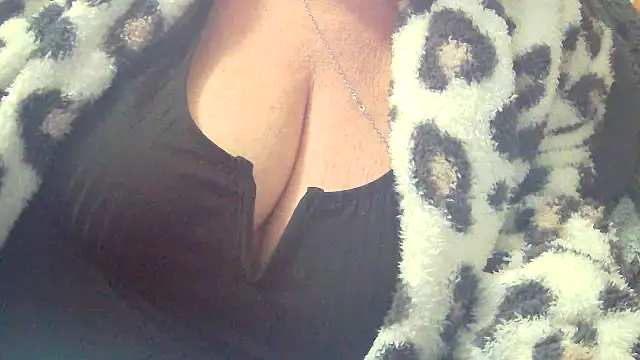 Snapshot of Playful_MILF_Demi chatting on December 17, 9:14 am Playful MILF Demi online show from December 17, 9:14 am
