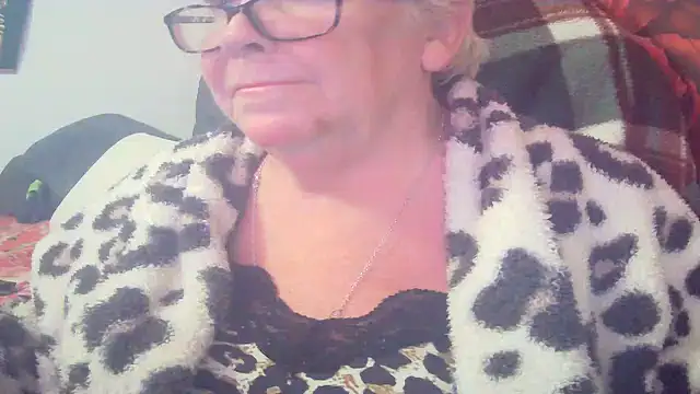 Playful MILF Demi online show from April 28, 7:29 pm