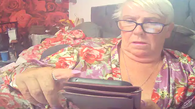 Snapshot of Playful_MILF_Demi chatting on July 17, 8:11 am Playful MILF Demi online show from July 17, 8:11 am