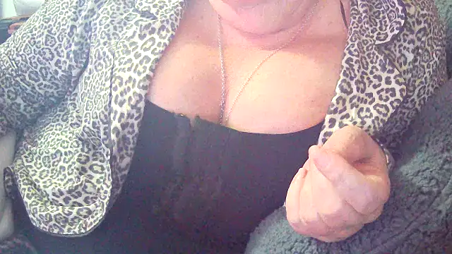 Snapshot of Playful_MILF_Demi chatting on February 1, 9:18 am Playful MILF Demi online show from February 1, 9:18 am