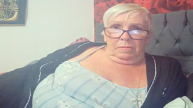 Playful MILF Demi online show from May 29, 9:43 pm
