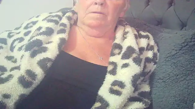 Playful MILF Demi online show from May 8, 9:40 pm