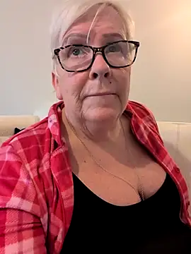 Snapshot of Playful_MILF_Demi chatting on February 11, 9:31 am Playful MILF Demi online show from February 11, 9:31 am