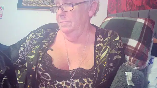 Snapshot of Playful_MILF_Demi chatting on February 24, 12:33 am Playful MILF Demi online show from February 24, 12:33 am