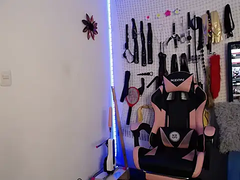 Aron and Queen Annie online show from December 21, 7:37 pm