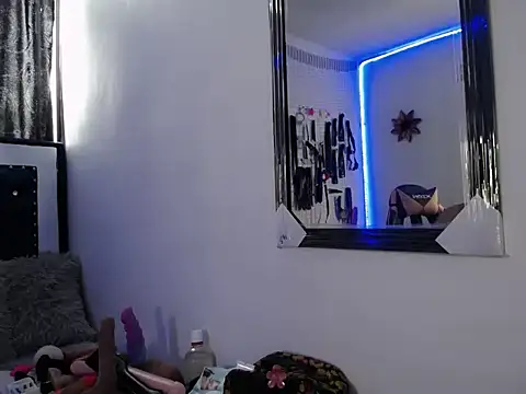 Aron and Queen Annie online show from December 1, 9:15 pm