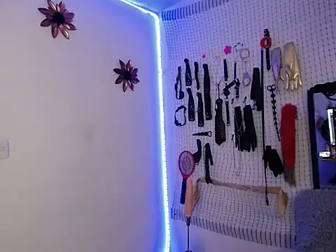 Aron and Queen Annie online show from December 5, 9:01 pm