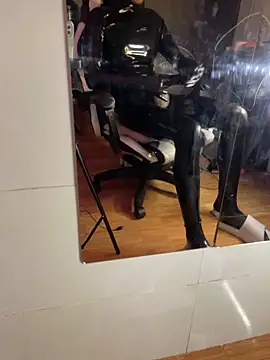 Snapshot of Wuza-H chatting on December 2, 8:43 pm Wuza-H online show from December 2, 8:43 pm