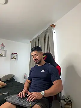 Ezzio Scolaro online show from March 2, 10:06 pm