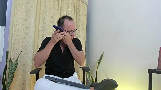 Snapshot of _axelking_ chatting on April 30, 11:28 am axelking online show from April 30, 11:28 am