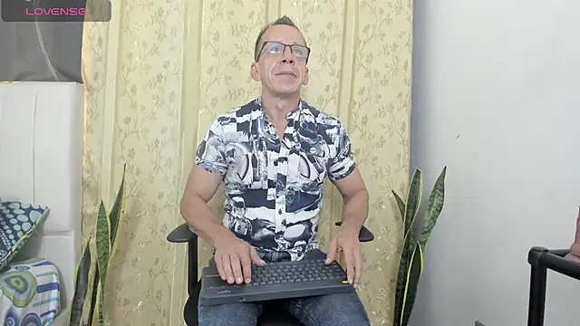 Snapshot of _axelking_ chatting on July 8, 11:44 am axelking online show from July 8, 11:44 am