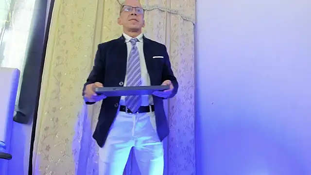  axelking  online show from April 7, 11:45 am