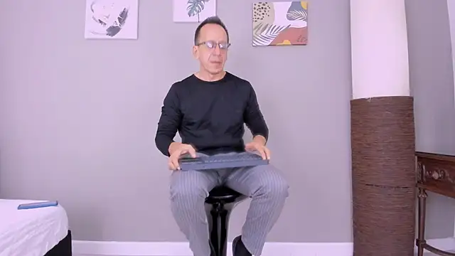 Snapshot of _axelking_ chatting on October 17, 11:45 am axelking online show from October 17, 11:45 am