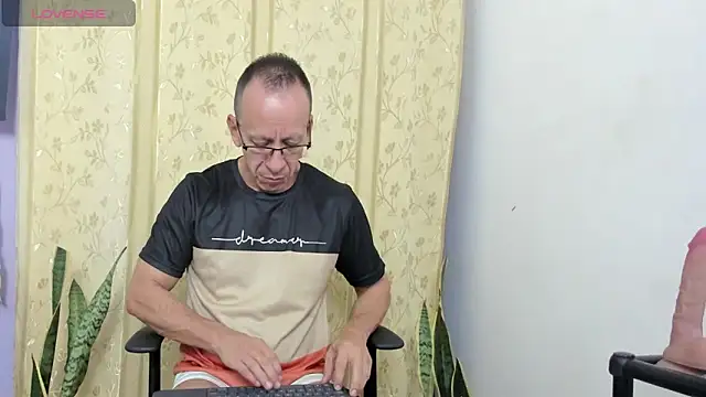 Snapshot of _axelking_ chatting on June 3, 11:00 am axelking online show from June 3, 11:00 am